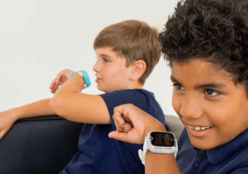 niños comunicandose por el reloj